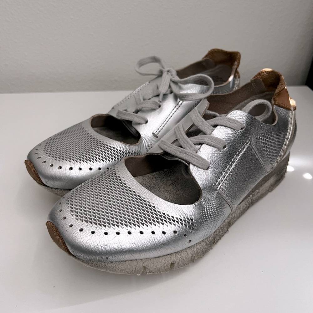 OTBT stardust sneaker size 7